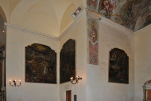 Side walls with pictures