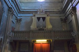 L'organo sopra l'ingresso