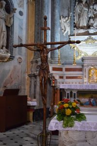 Il Crocifisso ai piedi dell'altare