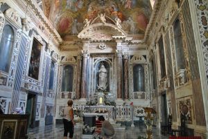 L'altare e l'imponente presbiterio