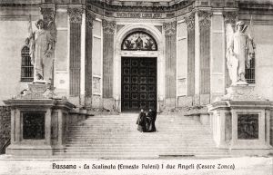 La gradinata di fronte all'ingresso nel 1905