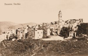Le clocher surplombe les ruines de Bussana vecchia