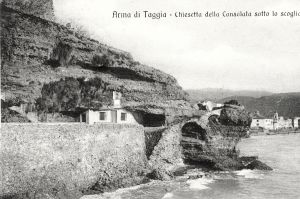 Vista globale del promontorio con rocce e Cappella.