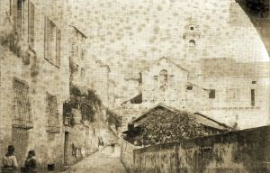 L'église avec derrière le monastère dans une image ancienne...