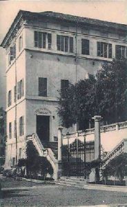 L'ingresso dell'Istituto Tecnico "Colombo" negli anni '40