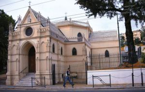 La façade de l'église vue depuis Corso Cavallotti