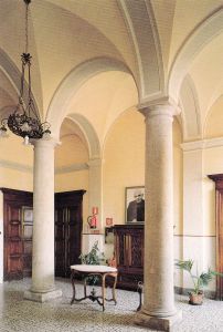 L'atrio dell'ingresso con le colonne