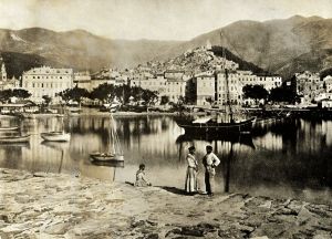 Il porto visto dal molo di ponente