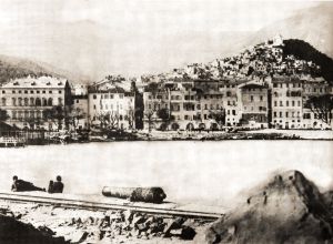 Banchina del molo di ponente con cannone come bitta d'ormeggio