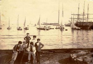 Ragazzi sul molo e barche a vela