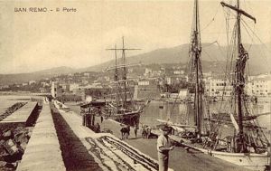 Il molo di ponente con le reti ed i velieri