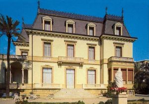 La facciata della villa