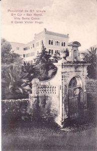 Le portail d'entrée décoré de la Villa