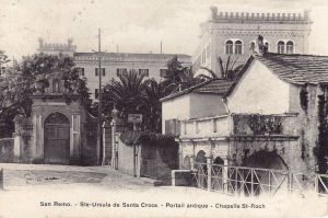 Le portail d'entrée et l'église de San Rocco