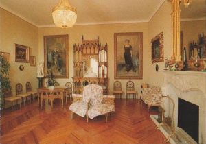 Un salotto con quadri alle pareti e un Caminetto