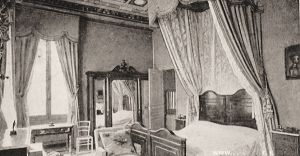 One bedroom with canopy at the end of the 19th century